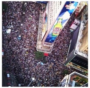 圖一．不要在沉默中死去，2012年71遊行40萬人上街。